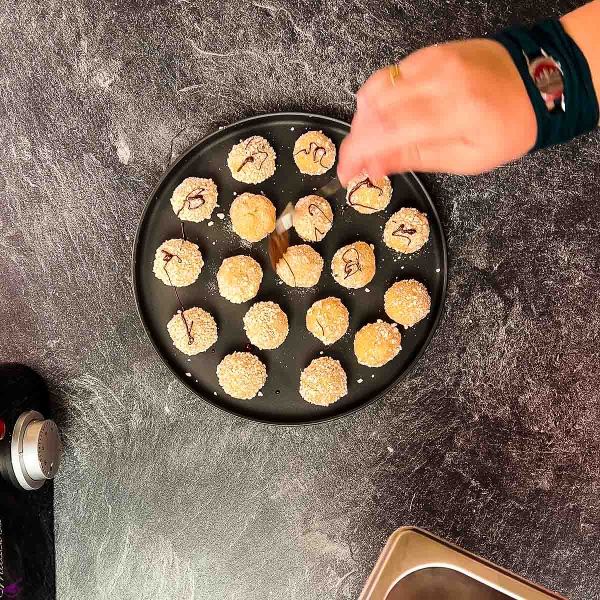 Drizzle the mascarpone cookies with chocolate sauce.