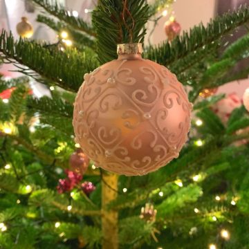 An easy step-by-step guide on HOW TO DECORATE A REAL CHRISTMAS TREE from top to bottom!