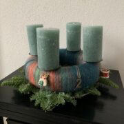 Learn, how to create a stunning woolen advent wreath by yourself!