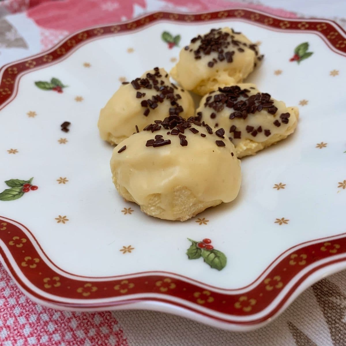 Advocaat Bites - a delicious, slightly alcoholic delicacy for Advent. Combined with chocolate sprinkles, this cookie is a delight during Advent and tastes especially good with coffee or tea.