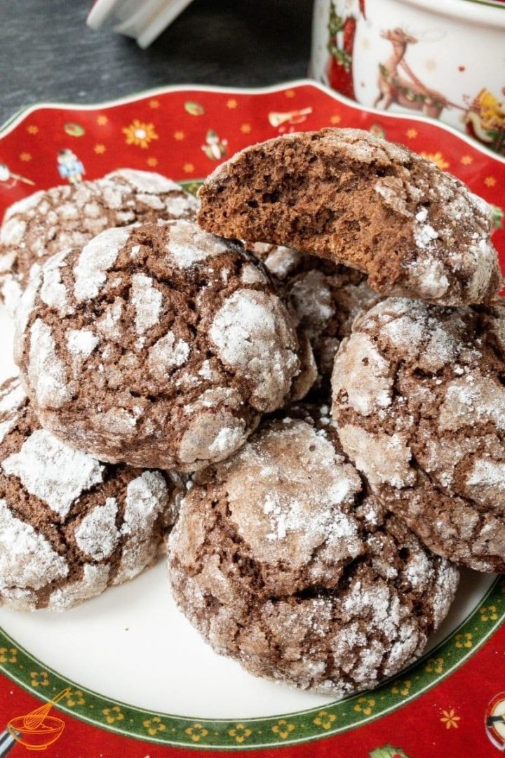 https://combinegoodflavors.com/wp-content/uploads/2022/01/chocolate-espresso-crinkle-cookies-recipe-blog-CGF7-720x1080.jpg