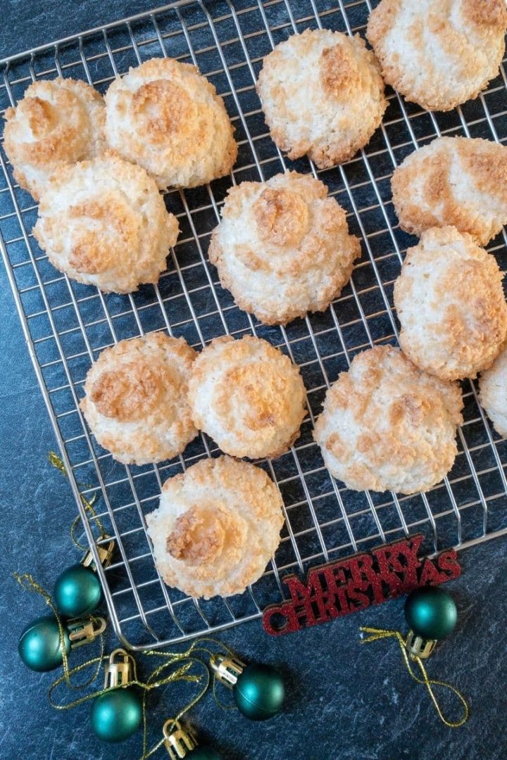 Grannies coconut "busserl" cookie