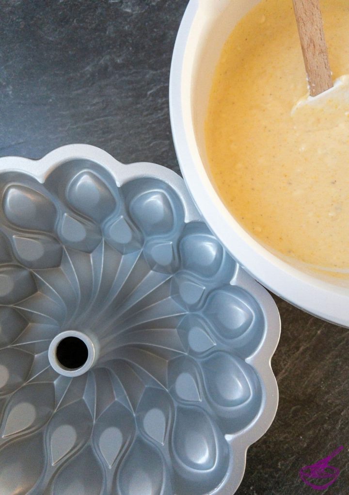 fill the finished dough into the bundt pan