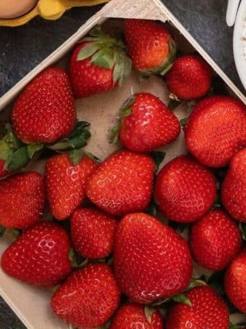 ingredients strawberry sponge cake