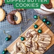 The simple butter cookie dough is refined with a vanilla bean and prepared in no time. Once the cookies have cooled, they can be dipped in chocolate and eaten with indulgence.