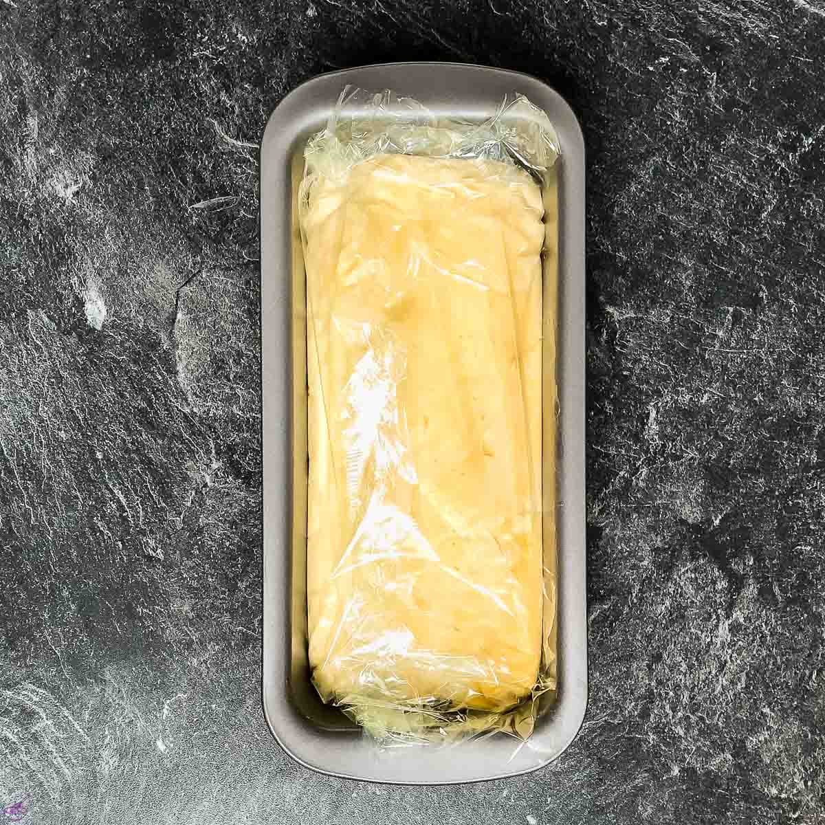 Fill the loaf pan with the parfait mixture and cover it with the remaining cling film.