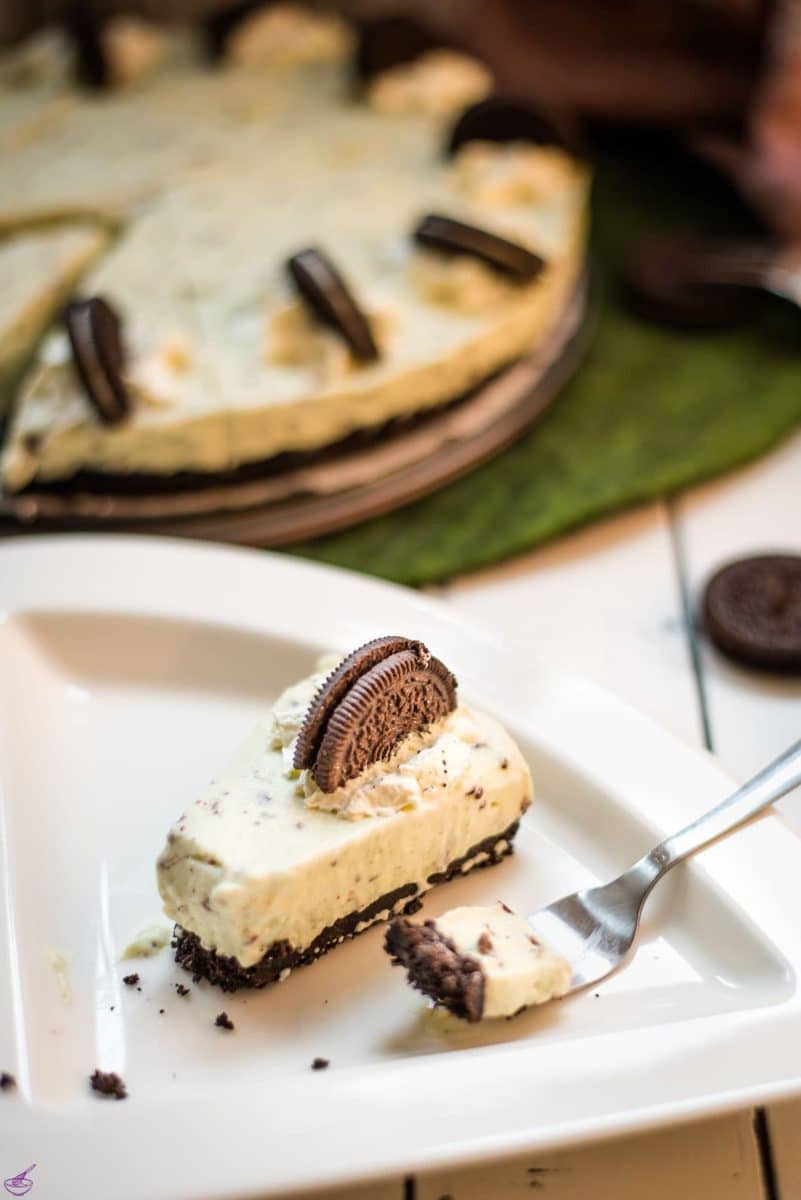 A refreshing green no bake mint chocolate cheesecake with Oreo crust and After Eight pieces inside the cream cheese filling.