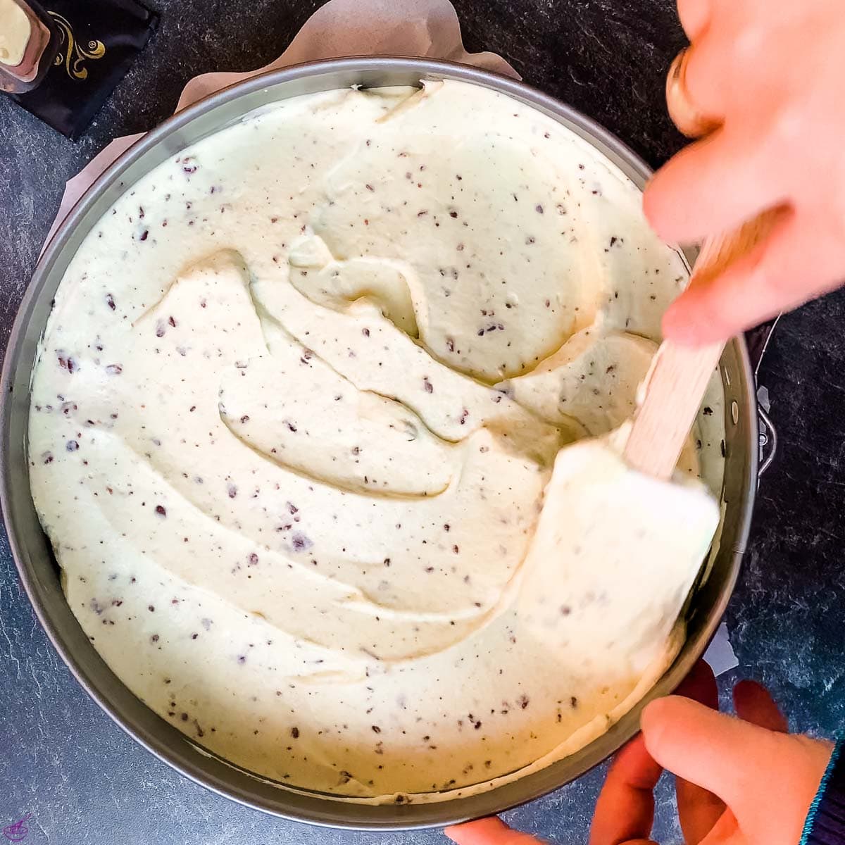 Spread the mint cream cheese filling evenly on top of the Oreo crust.