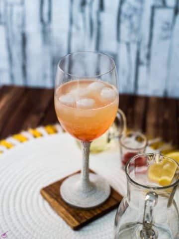 Quench your thirst this summer with a deliciously refreshing Strawberry Spritz cocktail! Follow our easy recipe and impress your guests at your next gathering.