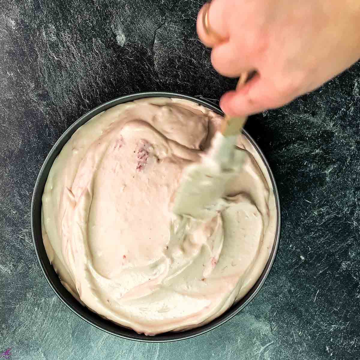 Spread the strawberry cream evenly with a spatula.