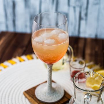 Quench your thirst this summer with a deliciously refreshing Strawberry Spritz cocktail! Follow our easy recipe and impress your guests at your next gathering.