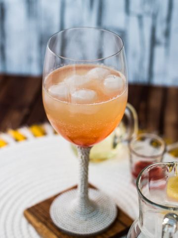 Quench your thirst this summer with a deliciously refreshing Strawberry Spritz cocktail! Follow our easy recipe and impress your guests at your next gathering.