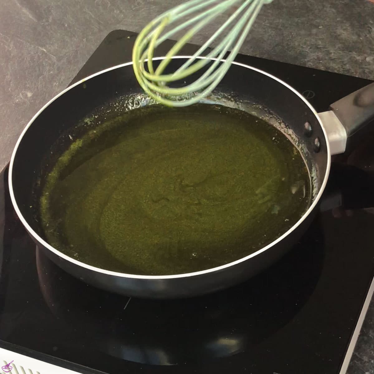 Whisk the melted butter with the Matcha powder.