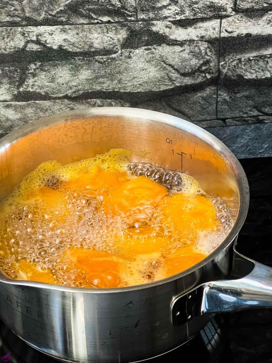 Bring the apricot water mixture to a boil and let it simmer for 7 minutes.