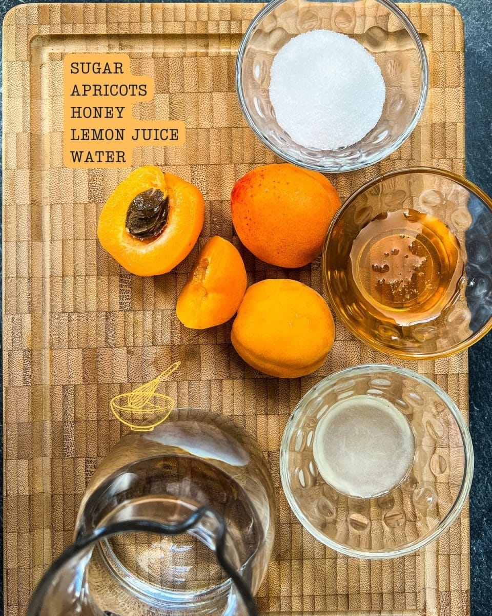 5 simple ingredients are required for making a delicious apricot compote.