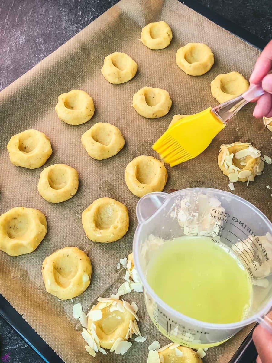 Brush the cookies with egg white.