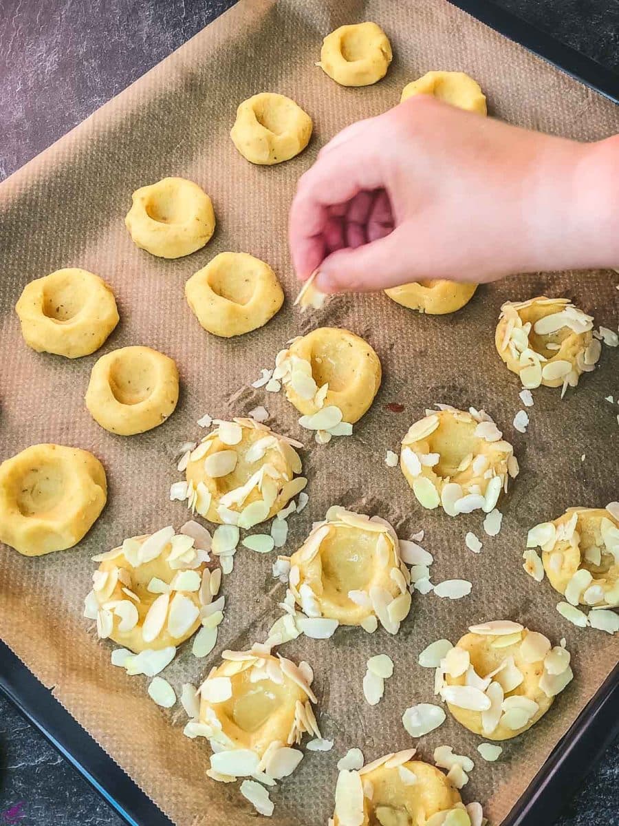 Sprinkle the cookies with almond slices.