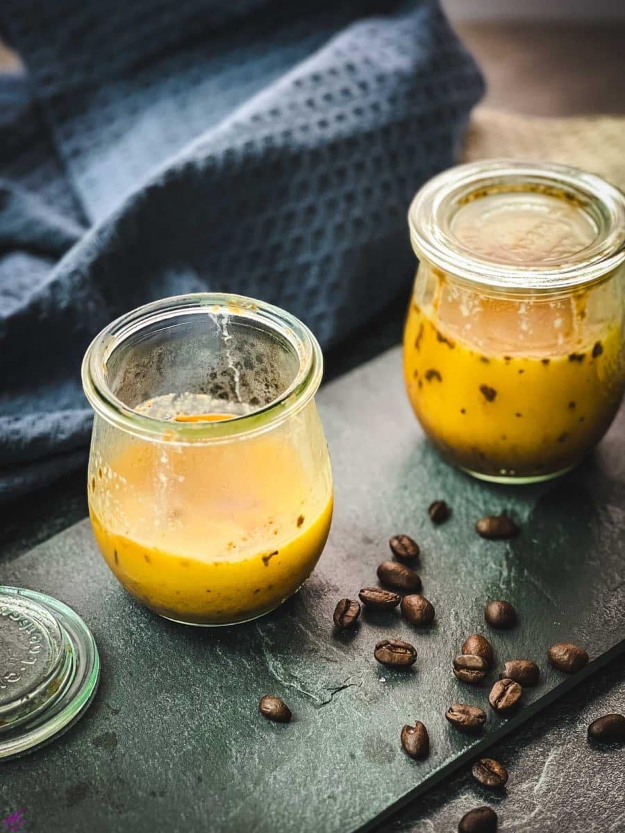 Fill the coffee infused butter in a preserving jar an let it firm up.