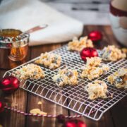 Gorgeous white chocolate cranberry cornflake clusters. Perfekt as a gift or to keep them for nibbling.