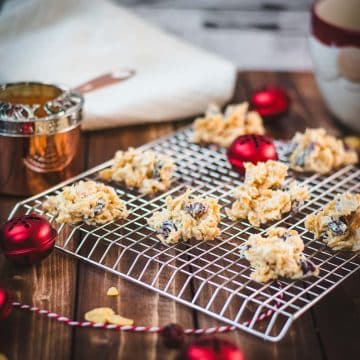 Gorgeous white chocolate cranberry cornflake clusters. Perfekt as a gift or to keep them for nibbling.