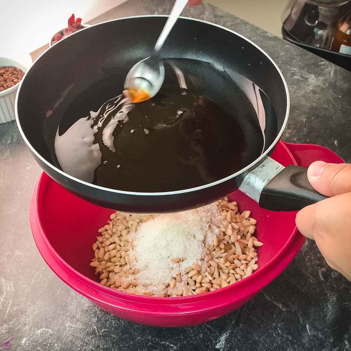 Mix the melted coconut fat and maple syrup.