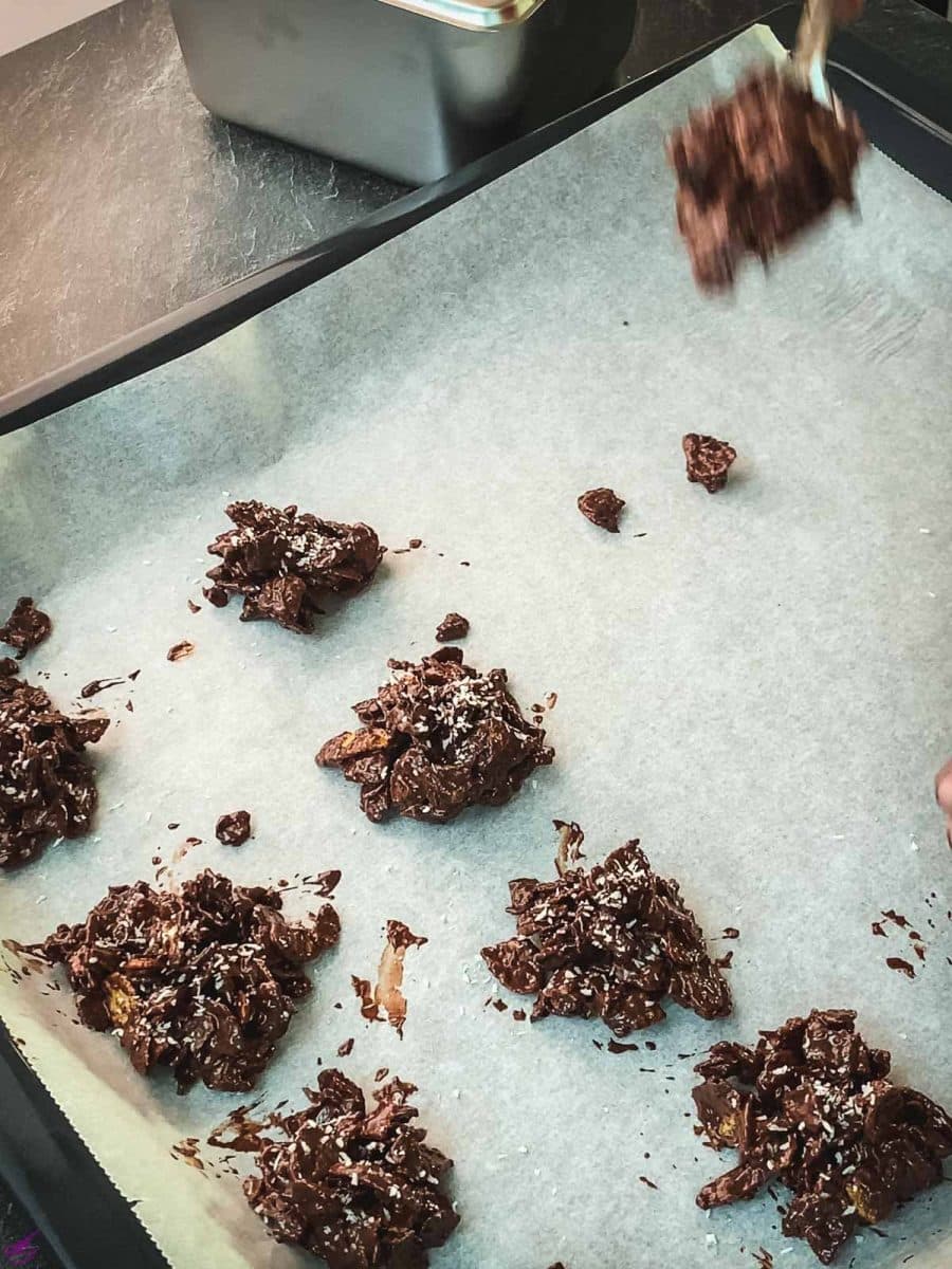 Place small heaps on a baking tray, lined with parchment paper.