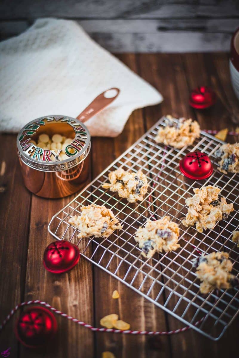 Gorgeous white chocolate cranberry cornflake clusters. Perfekt as a gift or to keep them for nibbling.