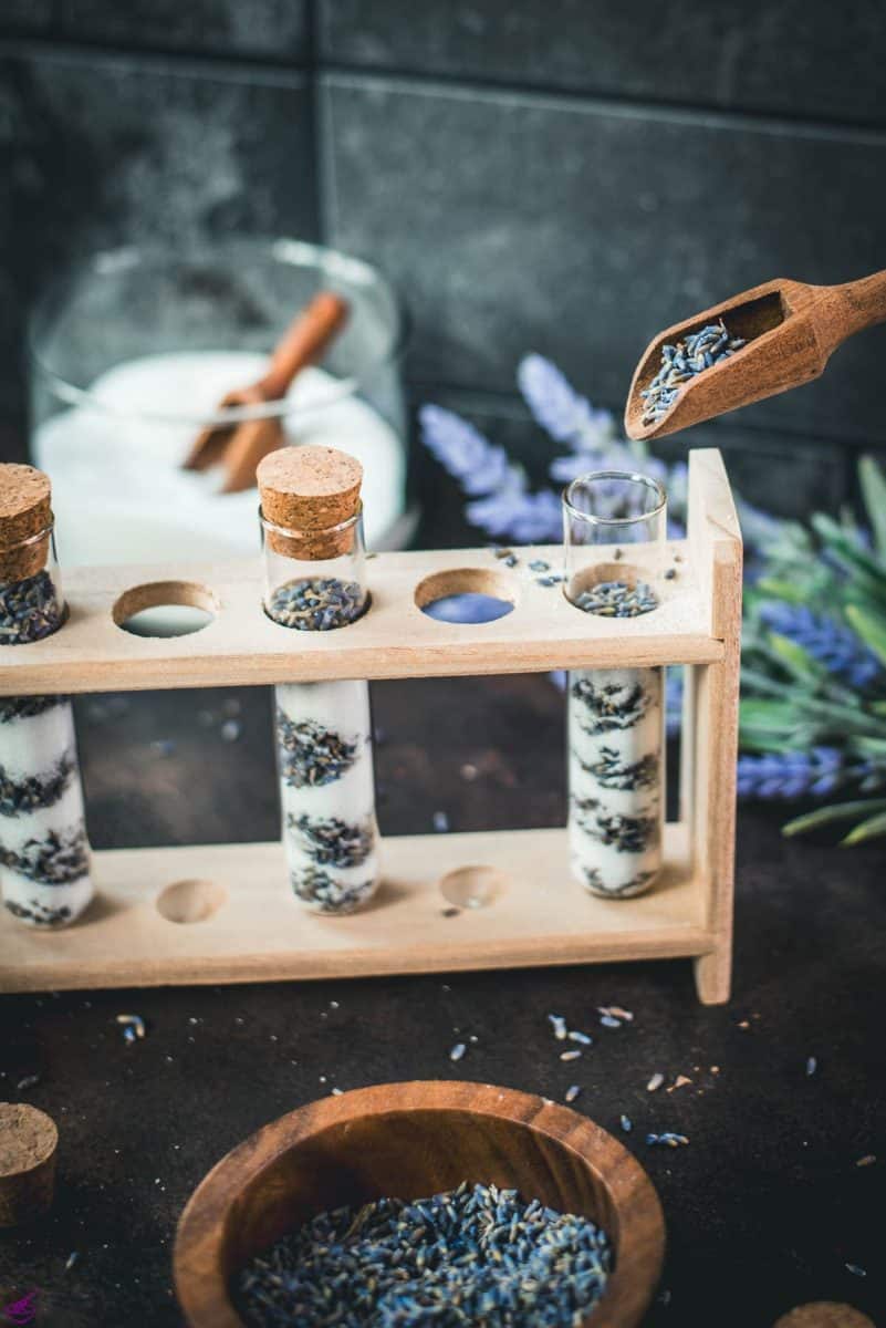 Phiolen gefüllt mit Schichten aus getrocknetem Lavendel und Kristallzucker. Das perfekte Geschenk für backbegeisterte Freunde und Verwandte.