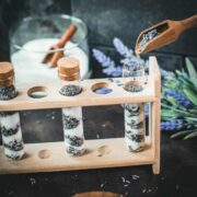 Phiolen gefüllt mit Schichten aus getrocknetem Lavendel und Kristallzucker. Das perfekte Geschenk für backbegeisterte Freunde und Verwandte.