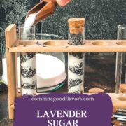 Phiolen gefüllt mit Schichten aus getrocknetem Lavendel und Kristallzucker. Das perfekte Geschenk für backbegeisterte Freunde und Verwandte.