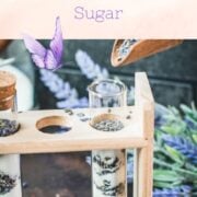 Phiolen gefüllt mit Schichten aus getrocknetem Lavendel und Kristallzucker. Das perfekte Geschenk für backbegeisterte Freunde und Verwandte.