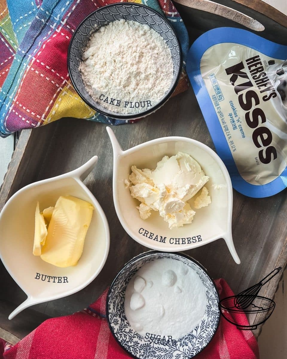 5 ingredients are required for making delicious Cookies 'n Cream Blossom Cookies.