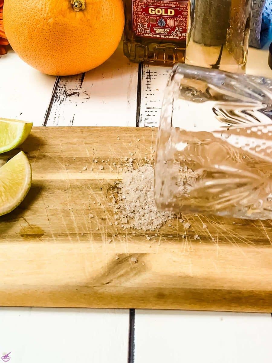 Gently turn the edge of the glass through the coarse salt.