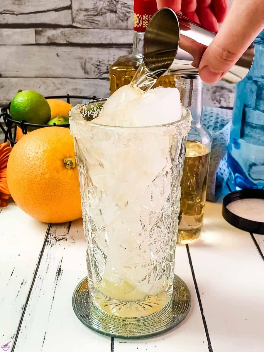 Add sugar syrup to the glass.