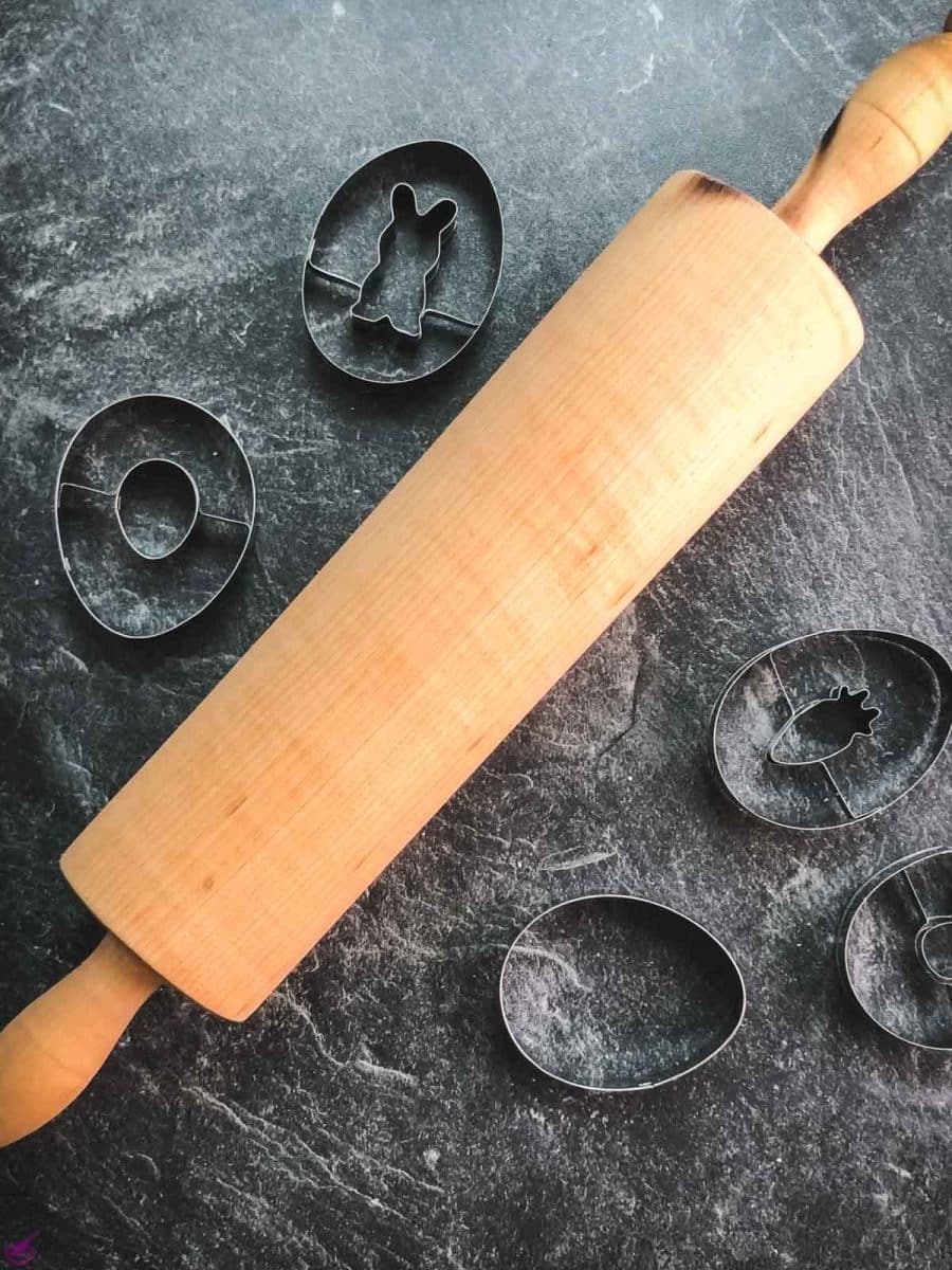 Rolling pin with Easter cut out cookie cutters.