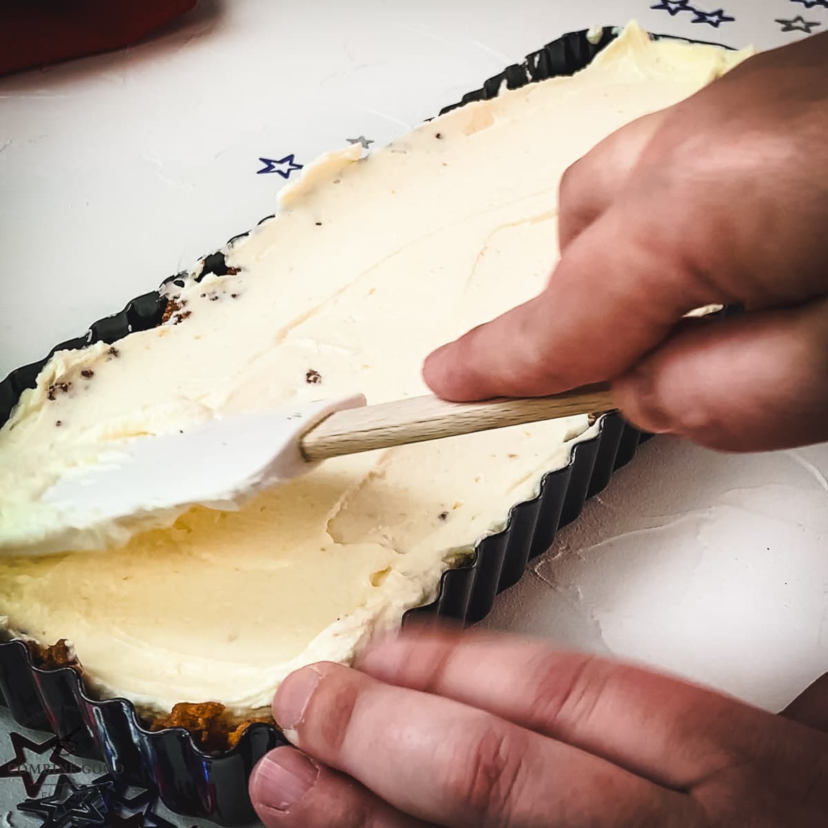 Spread the cream cheese cream on top of the lotus Biscoff crust.