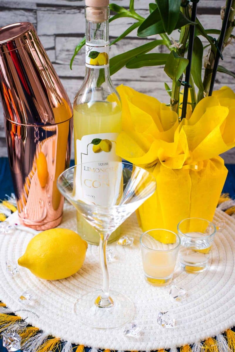 Limoncello martini ingredients - lemon juice, limoncello, vodka.