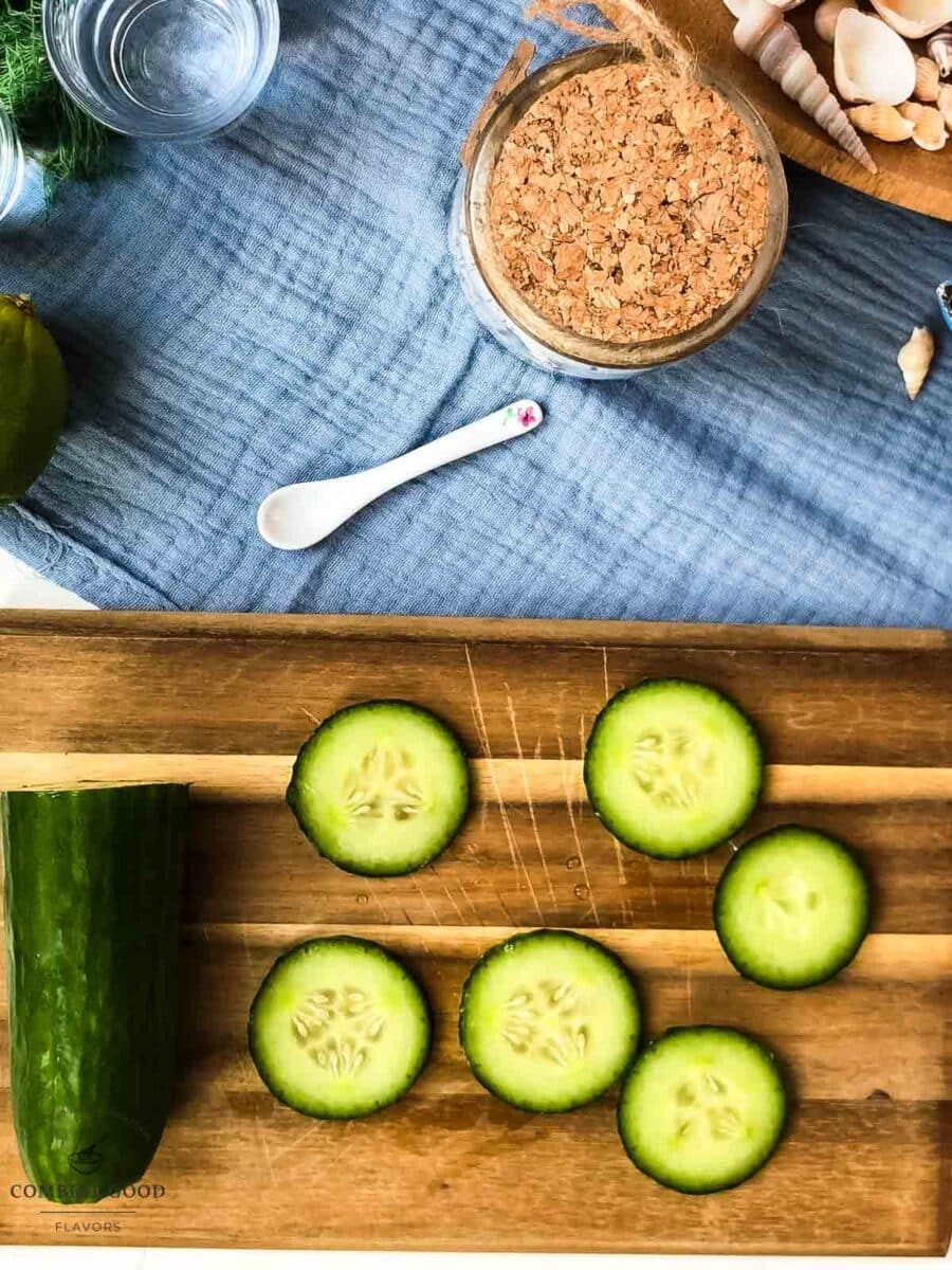 Cut the cucumber into slices.