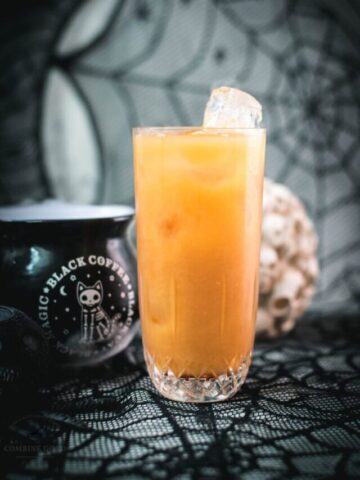 Spooky and delicious Sloe screw cocktail with Sloe gin and orange juice. Easy and delicious!