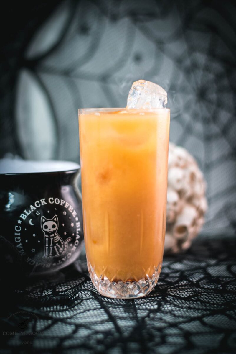 Spooky and delicious Sloe screw cocktail with Sloe gin and orange juice. Easy and delicious!