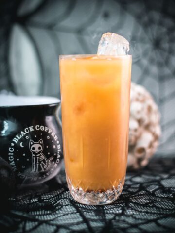 Spooky and delicious Sloe screw cocktail with Sloe gin and orange juice. Easy and delicious!