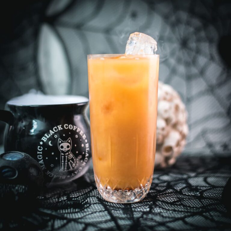 Spooky and delicious Sloe screw cocktail with Sloe gin and orange juice. Easy and delicious!
