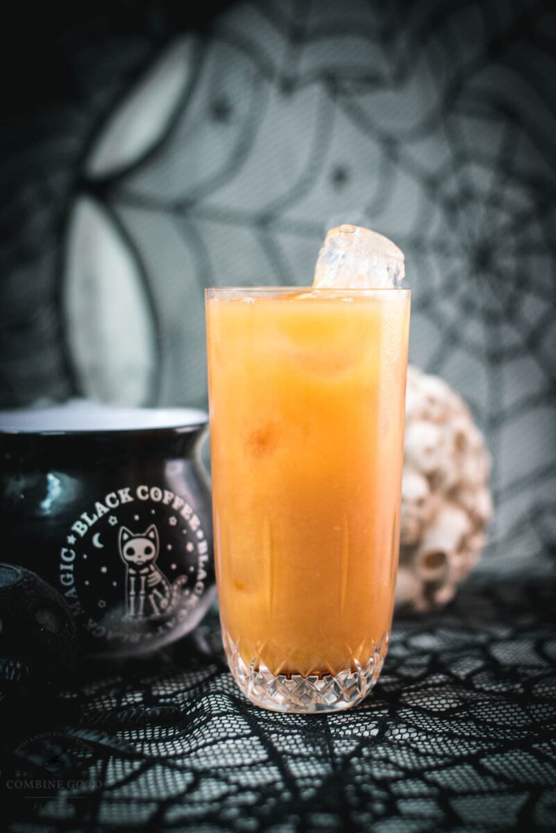 Spooky and delicious Sloe screw cocktail with Sloe gin and orange juice. Easy and delicious!