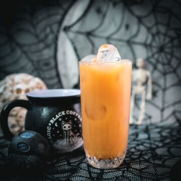 Spooky and delicious Sloe screw cocktail with Sloe gin and orange juice. Easy and delicious!