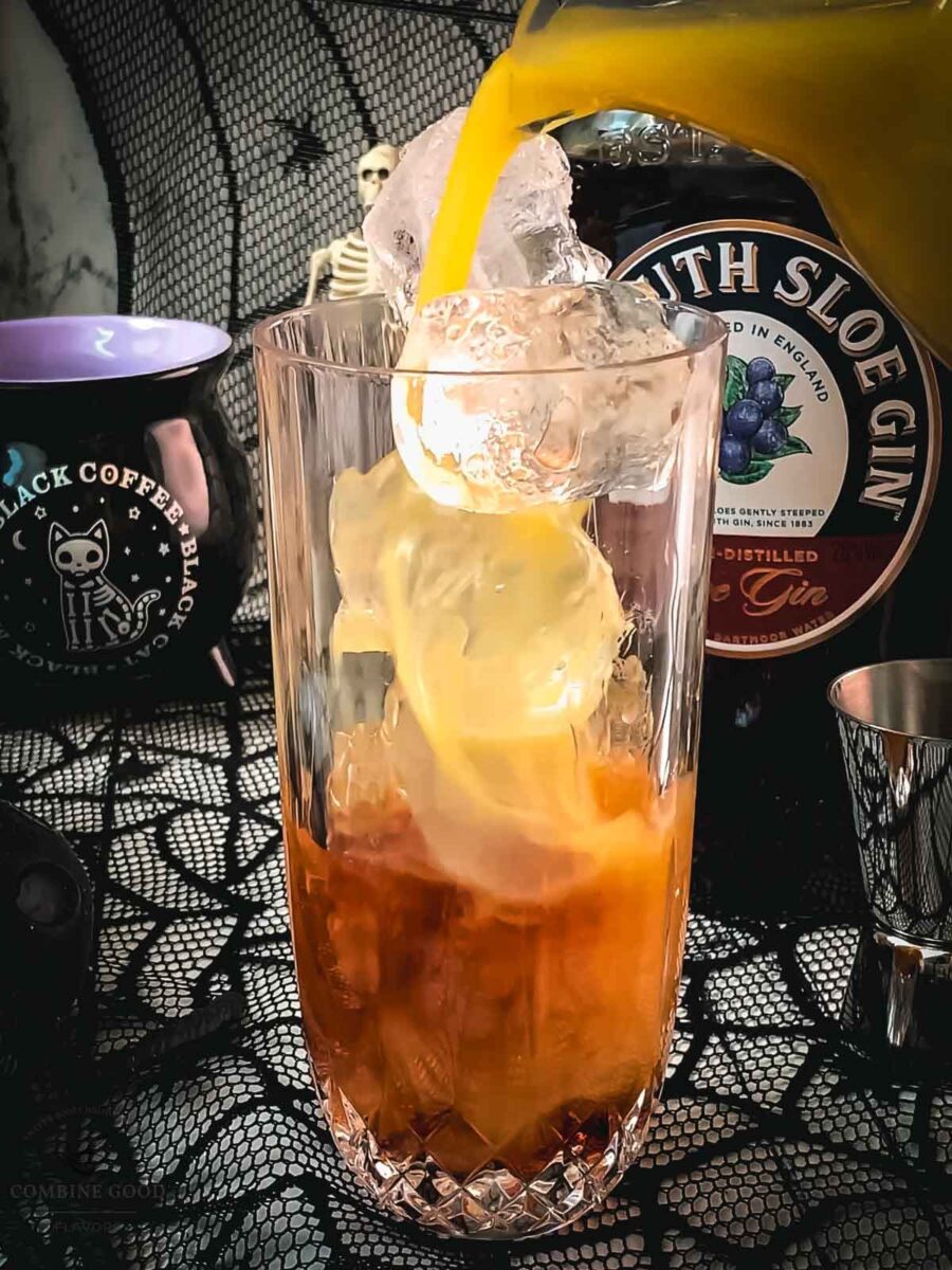 Spooky and delicious Sloe screw cocktail with Sloe gin and orange juice. Easy and delicious!