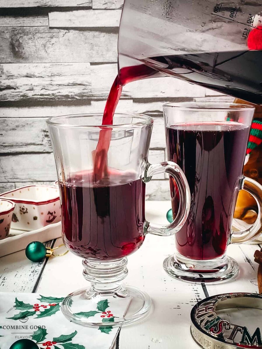 Pour the finished Austrian mulled wine into the serving glass.