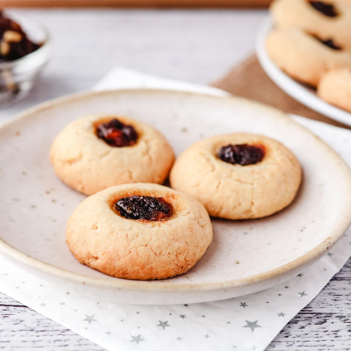 Bring holiday cheer with Christmas cookies from around the world!