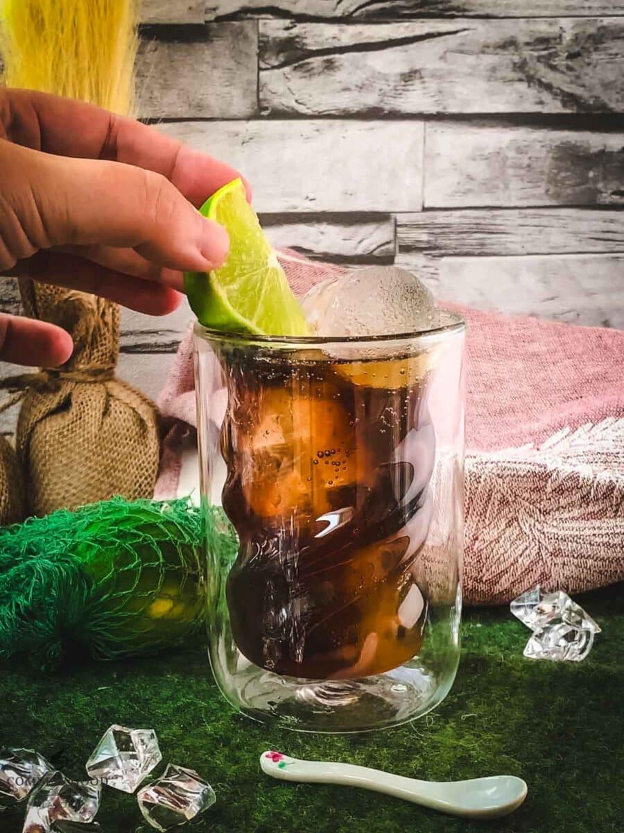 Garnish the Cuba Libre with a lime wedge.