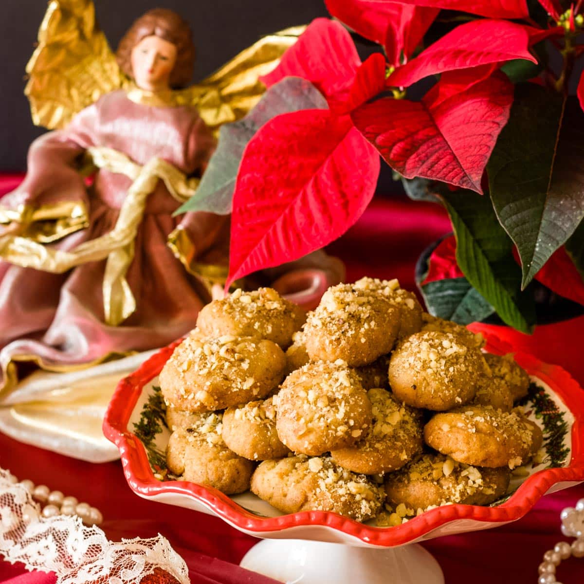 Bring holiday cheer with Christmas cookies from around the world!