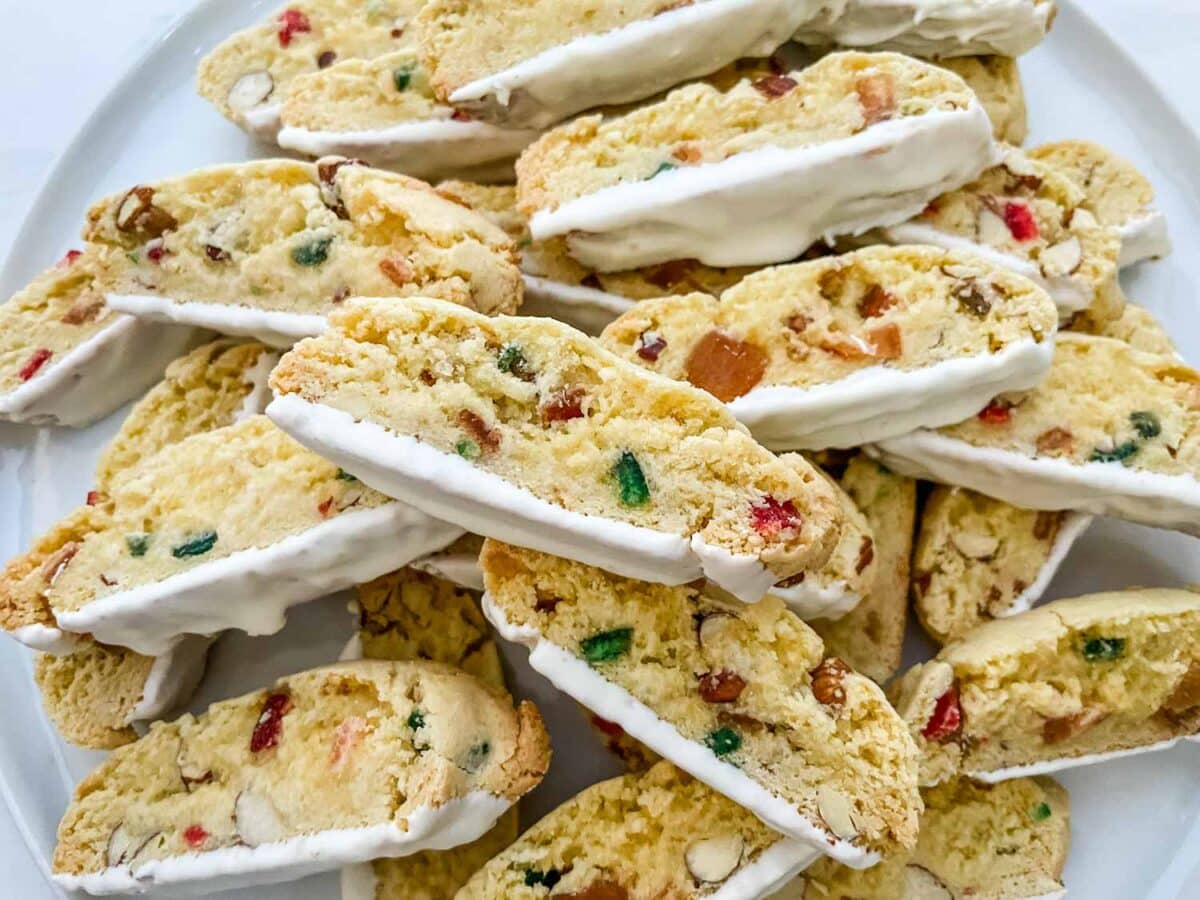 Bring holiday cheer with Christmas cookies from around the world!